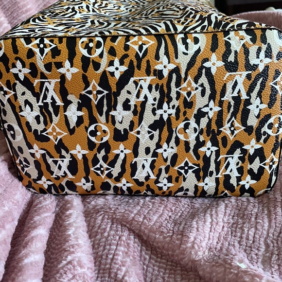Louis Vuitton Limited addition jungle bucket bag - Picture 5 of 5
